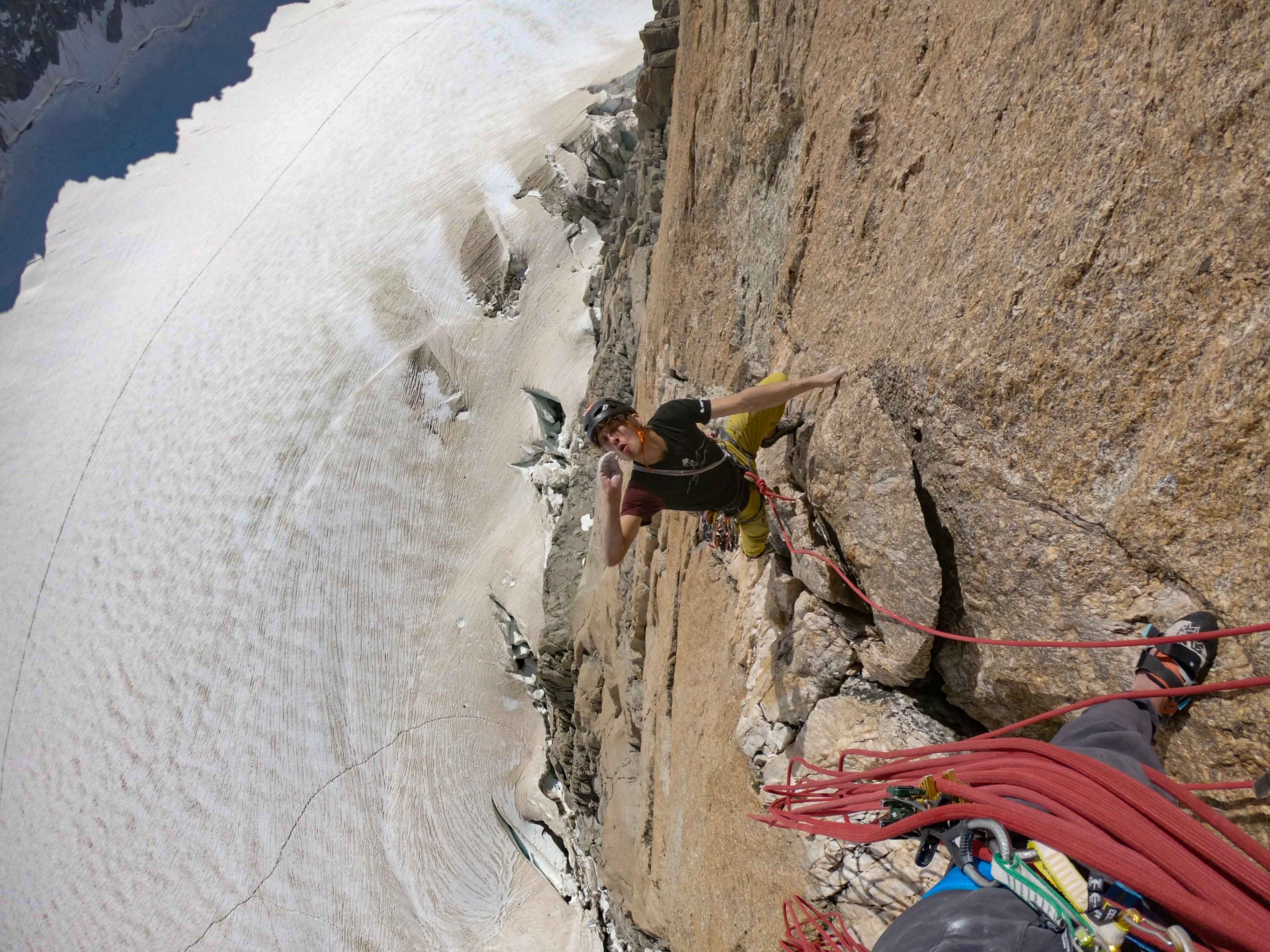 Cómo elegir tus mosquetones para escalada y actividades de montaña 